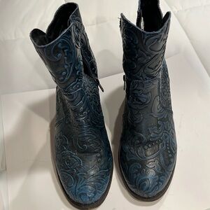 Gorgeous Sterling River Embossed Ankle Boots